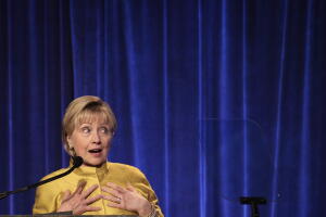 Hillary Clinton habla en la cena anual del LGBT Center en Nueva York, el 20 de abril de 2017, donde recibió el premio Pionera de la organización.