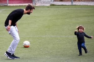 Piqué feliz con el pequeño Sasha