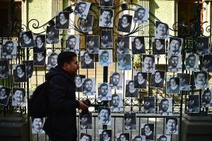 Retratos de periodistas asesinados en México.