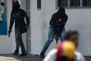 TOPSHOT-VENEZUELA-COLOMBIA-CRISIS-BORDER