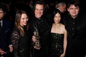 Jim Carrey y Min Ah en los Premios César celebrados en Francia en febrero de 2026.