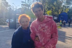 Carlo posó con su familia.