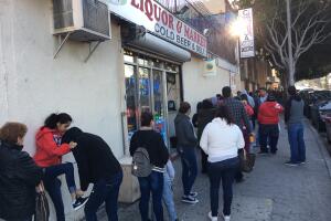 Migrantes en fila por consultas legales en Los Ángeles