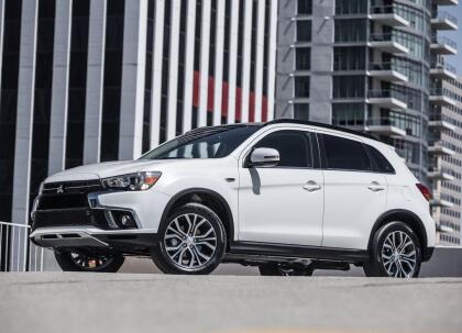 <h3 class="cms-H3-H3"><b>Mitsubishi Outlander Sport</b></h3>
<br>
<br>
<b>Precio promedio: </b>13,528 dólares
<br>
<b>Porcentaje promedio por debajo del valor de mercado: </b>10.6%
<br>
<b>Ahorro promedio: </b>1,587 dólares