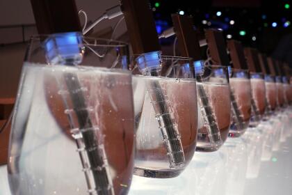 Estos son los llamados H3O Magic Sticks, dispositivos en miniatura que ayudan a producir agua potable rica en hidrógeno en 3 solo minutos. Alex Wong