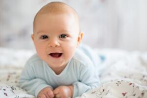 menino-bebe-sorrindo-122020-1400x800.jpg
