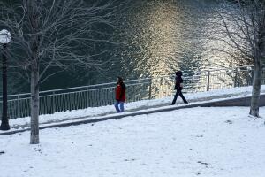 Los peatones caminan por el río Chicago. Las temperaturas frías se sumergirán en un solo dígito en el Medio Oeste en los próximos días ya que Chicago se enfrenta a una de las fiestas más frías en una década. 