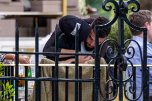 La pareja fue captada mientras estaba en una terraza en Madrid. 