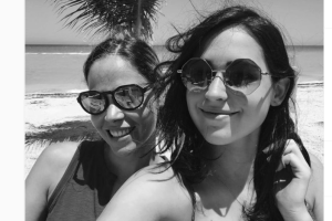 Margarita Magaña con su hija en la playa