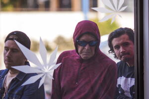 Un grupo de personas hace fila en una tienda de marihuana en Los Angeles el 2 de enero, un día despúes de la entrada en vigencia de la ley que despenaliza el uso recreacional de la hierba en el estado.