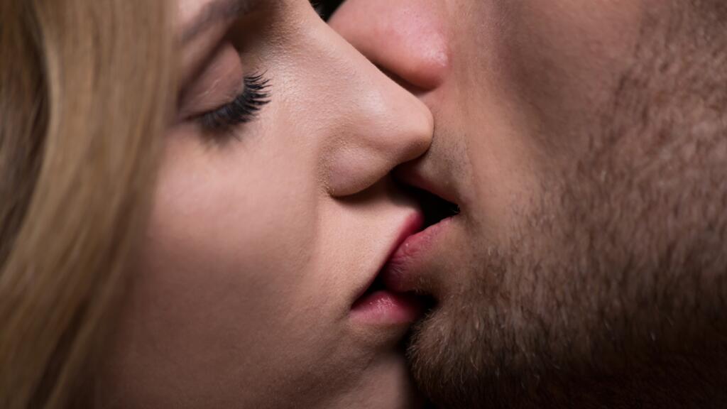 6 coisas que &eacute; poss&iacute;vel descobrir sobre outra pessoa apenas atrav&eacute;s de um  beijo | Mulher Comportamento | Mulher