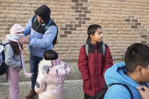 Aumenta el crédito tributario por hijo en Nueva York; entregarán hasta $1,000 por niño.