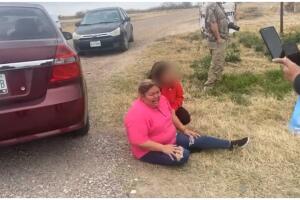 Griselda Meraz, mamá de Evelyn Guardado, en la escena donde los oficiales hallaron el cuerpo.