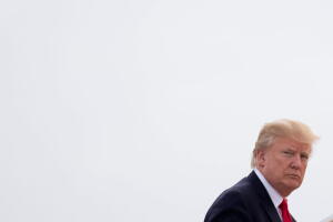 Trump regresa de su gira por Asia este martes.