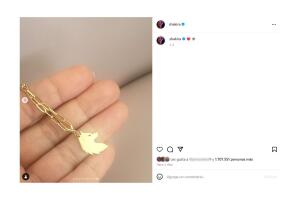 Así presumió Shakira el collar que le regaló a Belinda y demás invitadas.