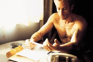 guy-pearce-memento-2000.jpg
