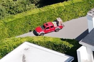 Una pick-up roja se ve llena de articulos.