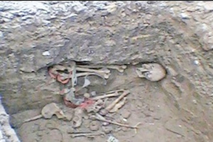 La presente imagen corresponde a los restos de una persona, encontrados en una de las fosas desenterradas.