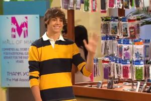 Noah Centineo en Austin & Ally como Dallas 2011 Walt Disney Television.jpg