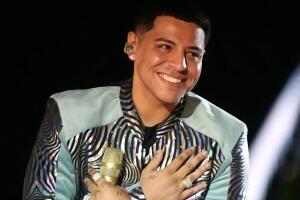 Eduin Caz y Grupo Firme cantan a personas con discapacidad auditiva en Colombia