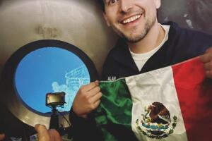 Alan Estrada dentro del sumergible Titán