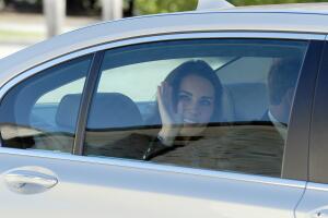 Meghan Markle bajando del automóvil