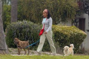 Doria Ragland paseando perros LA