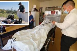 Azahar Daboub recibe uno de los cuerpos encontrados en el desierto para preparar su repatriación a su país de origen. 