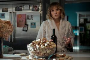 La mujer de la casa de enfrente de la chica en la ventana.jpeg