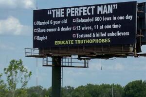Una valla en el lado este de Indianápolis, en Indiana, captó la atención de todos los conductores, en especial el de los musulmanes locales: en ella se describe al hombre musulmán "perfecto" como alguien que se casa con una niña de 6 años, es un violador, tortura y mata a los no creyentes y tiene 13 esposas. Los opositores le aseguraron a Fox 59 que la cartelera está destinada a menospreciar la fe musulmana y su profeta principal, Muhammad.