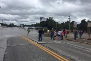 Inundaciones en el centro de Texas provocan la evacuación de decenas de personas