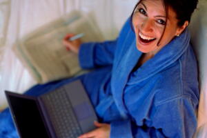notebook-mulher-ri-cama.jpg