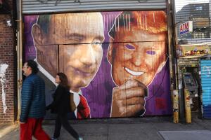 Muñecos, murales, carteles... Donald Trump y Vladimir Putin están 'juntos' por el mundo