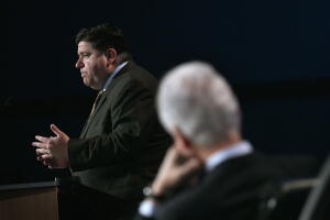 El gobernador J.B. Pritzker ha sido un crítico del manejo que la administración Trump ha dado a la pandemia de coronavirus.