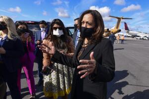La candidata demócrata a la vicepresidencia Kamala Harris conversa con reporteros antes de un evento electoral el 23 de octubre del 2020 en Atlanta.