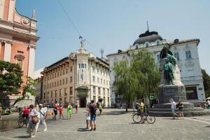 La capital de Eslovenia se recorre a pie, entre ríos, cafés y arquitectura histórica.