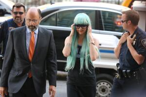 amanda_bynes_green_hair_court.jpg