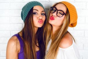 amigas-beso-hipster.jpg