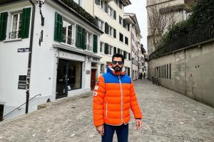 Burak Özçivit en uno de sus viajes.