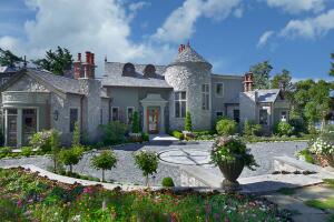 Prince Harry and Meghan Markle spent their first Christmas with baby Archie in a waterfront Canadian mansion