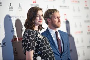 famosos en pareja con simples mortales