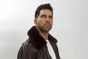 Arap Bethke es 'John Lucio' en 'La piloto'