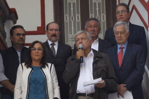 Andrés Manuel López Obrador junto a Manuel Bartlett (derecha) durante su nombramiento como futuro director de la CFE.