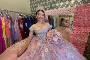 Elena Hernández luego de encontrar su vestido para su quinceañera.