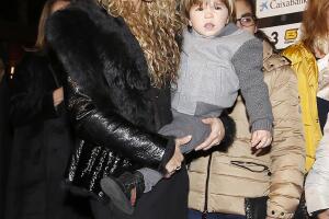 Shakira y Piqué con Milan y Sasha en una entrega de premios.