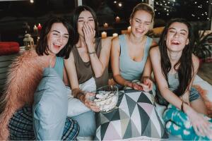 amigas-mujeres-viendo-peliculas-riendo.jpg