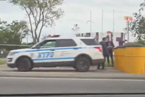 Encuentran cuerpo de una mujer dentro de un contenedor de basura en Brooklyn.