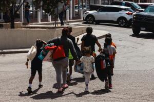 Demandan al gobernador de Florida por ordenar el envío de 50 migrantes venezolanos a Martha's Vineyard.