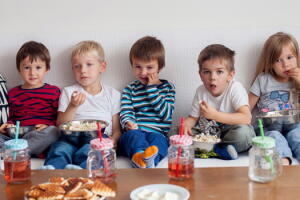 irmaos-filhos-sofa.jpg