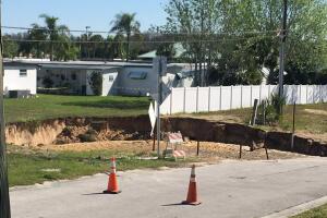 Se abre socavón en comunidad de Tarpon Springs